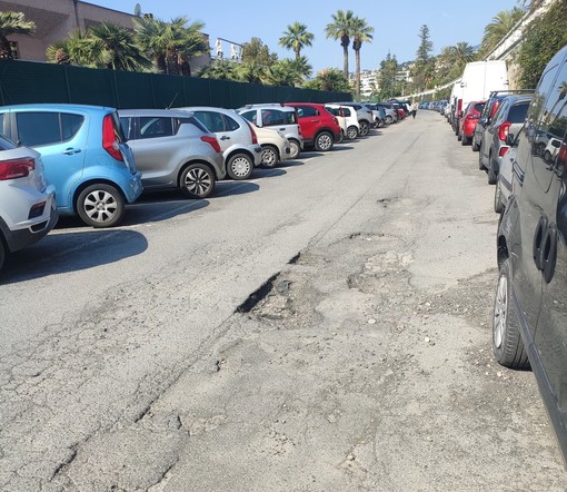 Le condizioni dell'asfalto nel parcheggio del Sud Est