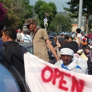 Ventimiglia: esplode nuovamente all'improvviso la protesta dei migranti che vogliono superare il confine (Foto e Video)