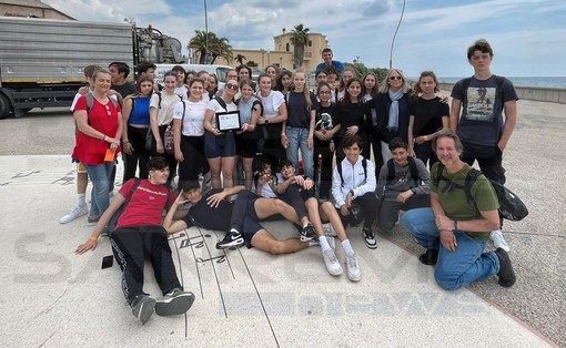 Sanremo: i ragazzi delle scuole raccolgono 90 sacchi di immondizia e uno di mozziconi sul litorale (Foto)