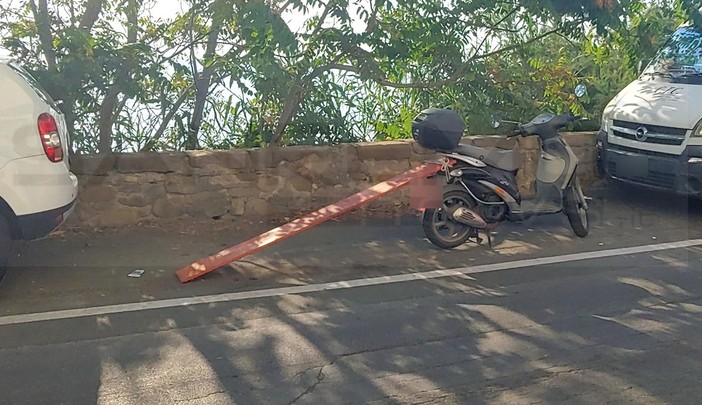 Sanremo: a Bussana lo scooter con... la 'tavola' per tenere il posto, il parcheggio selvaggio non ha limiti (Foto)