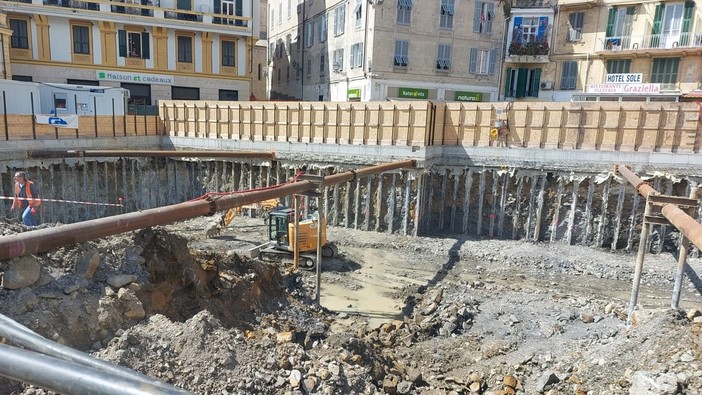 Sanremo: cantiere di piazza Eroi, si continua a scavare ed entro fine maggio si arriva a -5,5 metri (Foto)