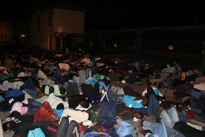 Ventimiglia: da 400 a 300 migranti sulla strada verso la Francia, ma il presidio e la protesta proseguono