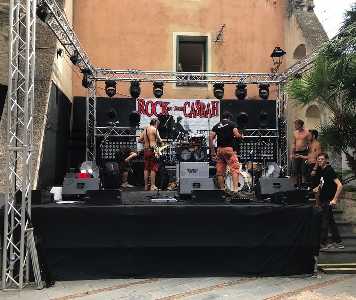 Fervono i preparativi sul palco di Rock in the Casbah a San Costanzo