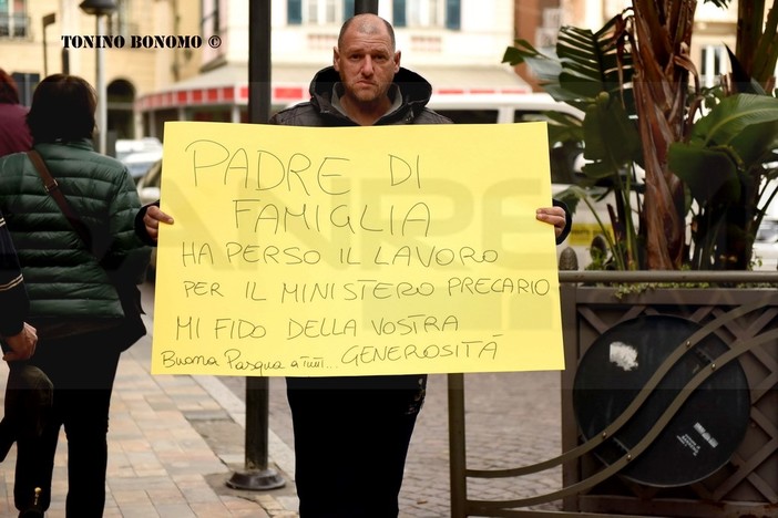 Sanremo: senza lavoro, senza una casa e senza nulla, torna a protestare in centro Giuseppe Del Sole