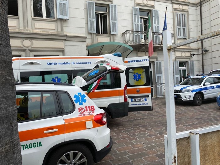 Sanremo: donna dà in escandescenze di fronte al Palafiori, fermata dalla Polizia e dalla Municipale (Foto)