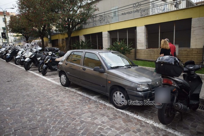 Sanremo: auto parcheggiata sui posti dedicati alle moto in via Manzoni, il caso si ripete