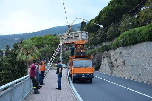 Ospedaletti: palo della Riviera Trasporti cede e rischia di finire sull'Aurelia, rimozione ad opera di Rt e Vvf