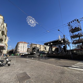 Il palco di piazza Colombo