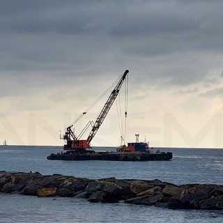Riva Ligure: un 'pontone' in rada per eseguire i lavori di riparazione al 'piede' della diga del porto (Foto)