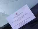 Rocchetta Nervina: parcheggi selvaggi e creativi in paese, il sindaco lascia bigliettini ironici sulle auto (Foto)