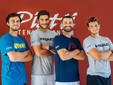 Alcuni membri dello staff del Piatti Tennis Center in posa con le t-shirt Head, nuovo partner del centro di Bordighera