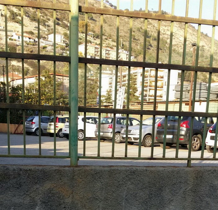 Ventimiglia: campetto della chiesa di San Nicola trasformato in parcheggio, un lettore &quot;Che tristezza!&quot;