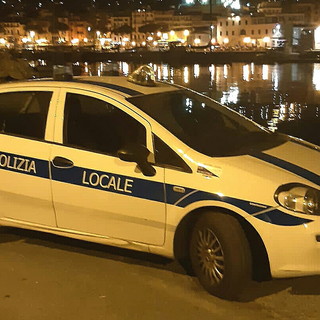 Sanremo: ubriaco insulta e minaccia passanti e avventori dei bar in piazza Bresca, denunciato dalla Municipale