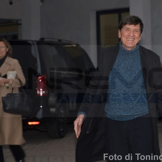 Festival di Sanremo: dopo Amadeus è arrivato anche Gianni Morandi, delirio di fan di fronte all'hotel Globo (Foto)