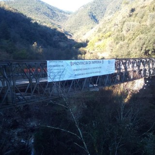 Il ponte di Rocchetta con lo striscione apposto dalla Provincia.