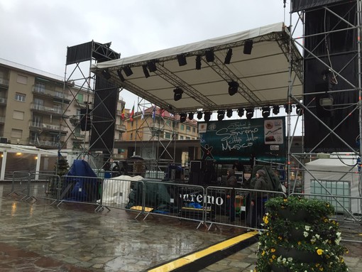 Sanremo: pioggia e vento spazzano la città, non partono gli spettacoli in piazza Colombo