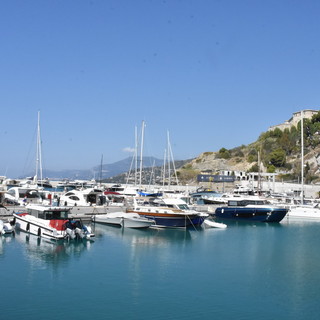 Ventimiglia, 24enne sale a bordo di un yacht di lusso a Cala de Forte e prende a pugni e morsi 7 agenti: condannato