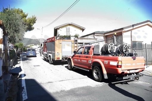 Sanremo: dimentica il rubinetto aperto in campagna, intervengono i Vvf che scoprono anche un incendio di sterpaglie