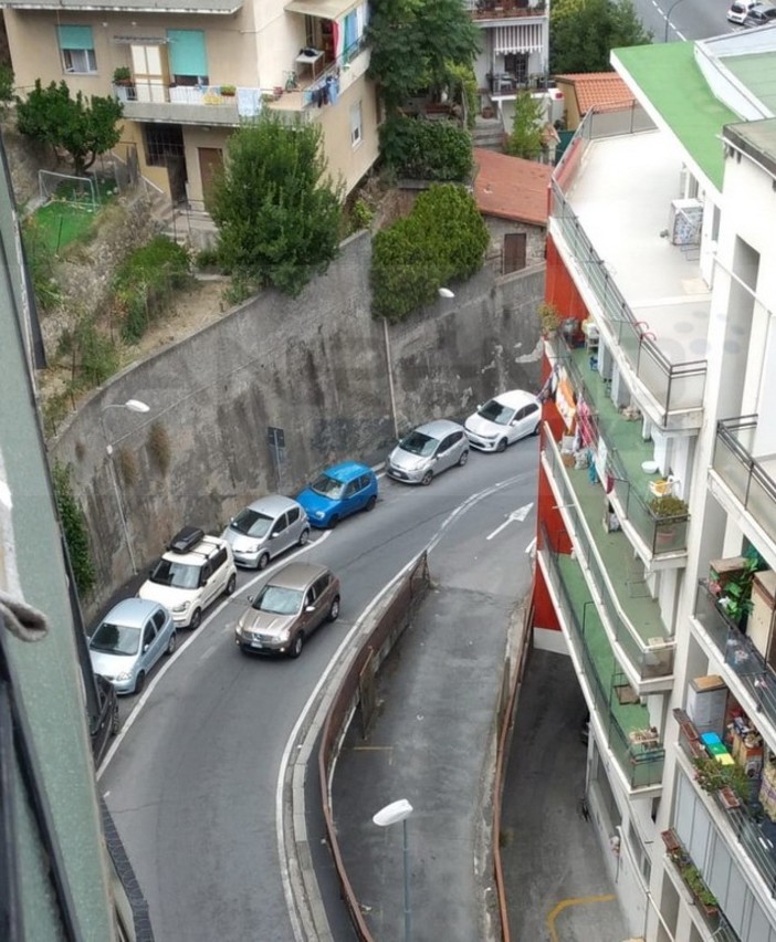 Sanremo: parcheggio selvaggio e rischi per il transito in via Melandri, i residenti chiedono un intervento (Foto)