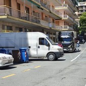 Sanremo: parcheggio delle auto 'selvaggio' al Polo Nord e un furgone che occupa metà carreggiata (Foto)