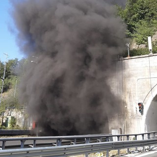 Liguria, pullman in fiamme in autostrada: traffico bloccato in entrambe le direzioni