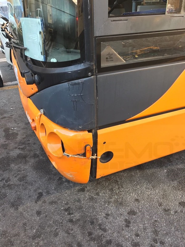 Imperia: incredibile ma vero, il paraurti di un bus della Riviera Trasporti tenuto su con lo spago (Foto)