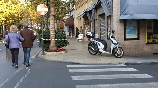 Sanremo: cadono pezzi di una persiana in corso Garibaldi, porzione di marciapiede chiuso ai passanti (Foto)