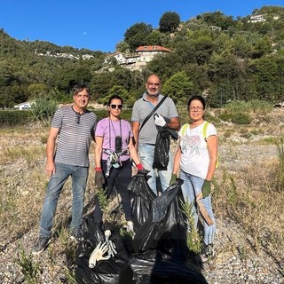 Camporosso: pulizia sul torrente Nervia, 50 volontari raccolgono 200 sacchi di immondizia (Foto)