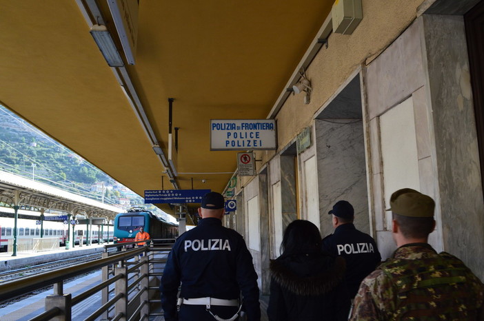 Savona: 45enne di Imperia senza biglietto si rifiuta anche di indossare la mascherina sul treno, denunciato