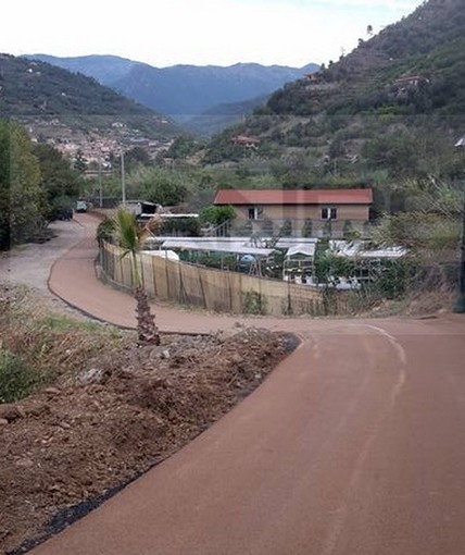 Dolceacqua: ecco la pista ciclabile in anteprima, il Sindaco &quot;Asfalto a metà perchè costa il doppio!&quot;