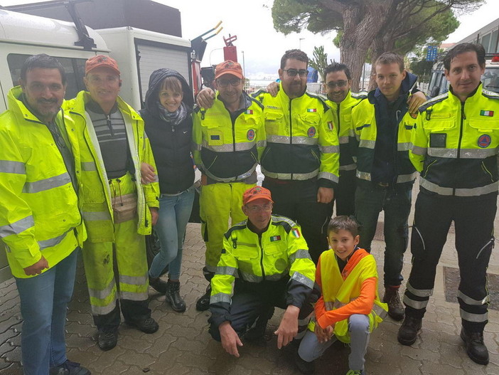 La squadra dei volontari della Protezione civile di San Bartolomeo al Mare al lavoro per i danni alla mareggiata