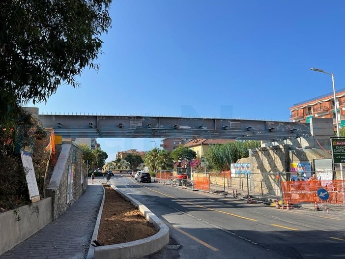 Posato il nuovo ponte a San Bartolomeo al Mare: alle 0,35 il varo (Foto e Video)