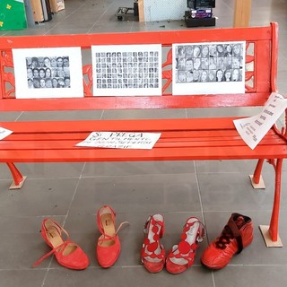 Sanremo: una panchina rossa al Mercato Annonario per dire un secco 'No' alla violenza sulle donne (Foto)