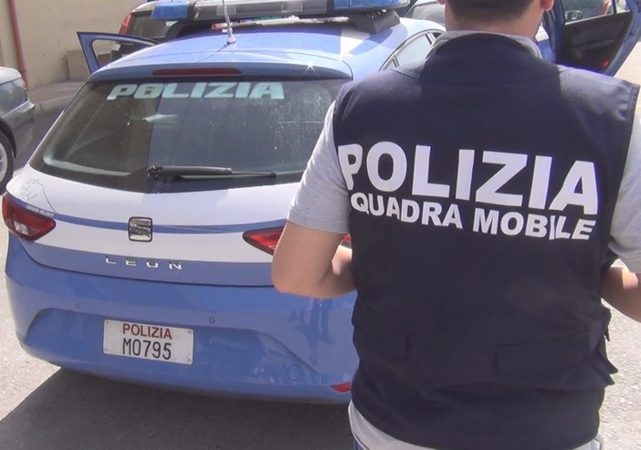 Favoreggiamento dell'immigrazione clandestina: un italiano arrestato dalla Squadra Mobile