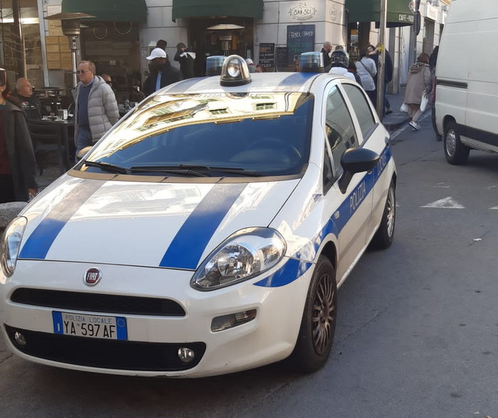 Sanremo: perde un portafogli con 300 euro ma due turisti lo trovano e lo consegnano alla Municipale