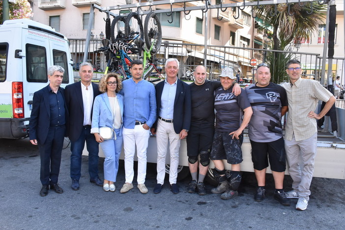 Sanremo: ripreso questa mattina il servizio di navette per i bikers verso San Romolo, un volano per il turismo (Foto e Video)