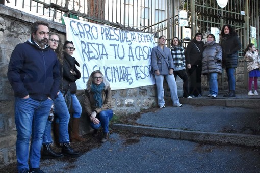 &quot;Dimissioni, dimissioni&quot;: si alza anche da Sanremo la protesta contro le frasi sessiste di Auricchia (Foto e Video)