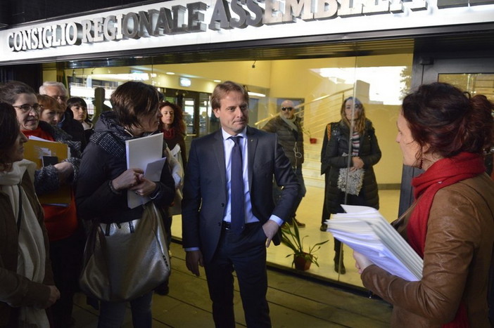 I No Vax protestano sotto la Regione: l'Assessore Marco Scajola interviene per ascoltare le loro rivendicazioni (Foto e Video)