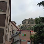 Scuola, alunni lanciano petardi in cortile e creano caos al Polo di Ventimiglia: la segnalazione. Costanza “Non vi è situazione fuori controllo” (Foto)