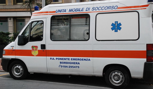 Bordighera: finisce contro un'automobile posteggiata, 31enne ferito lievemente