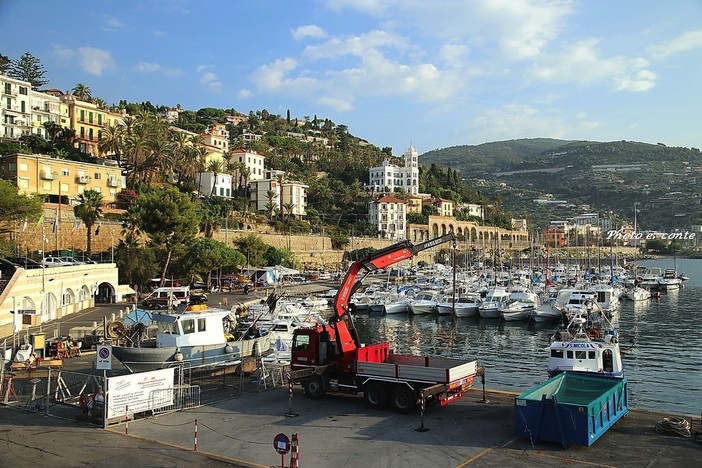 Bordighera: un mosaico sulla parete interna della diga foranea del porticciolo turistico, l’installazione di Mario Bagalà potrebbe concorrere al ‘Guinnes dei primati’