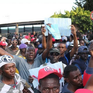 Ventimiglia: iniziata alle 18.30 la mediazione della Caritas per far rientrare la protesta dei migranti (Foto e Video)