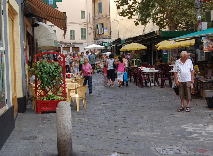 Sanremo: bimbo rincorre i piccioni in piazza Siro Carli e viene redarguito, le rimostranze del padre