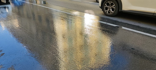 Sanremo: si rompe la fogna da un tombino di via Roma, intervento della Municipale e di Rivieracqua (Foto)