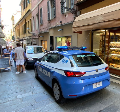 Sanremo: furti in alcuni negozi di via Palazzo in pieno centro, indagini del Commissariato (Foto)