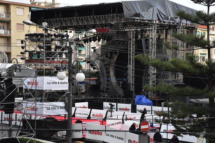 Il palco di piazza Colombo