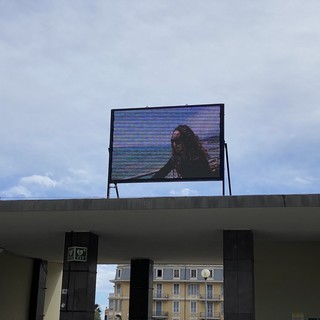 Il pannello di piazza Colombo trasmette il video promozionale di Sanremo