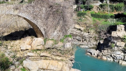 Terre di Liguria: il ponte tardo medievale del XV secolo di Desteglio sul torrente Argentina (Foto)