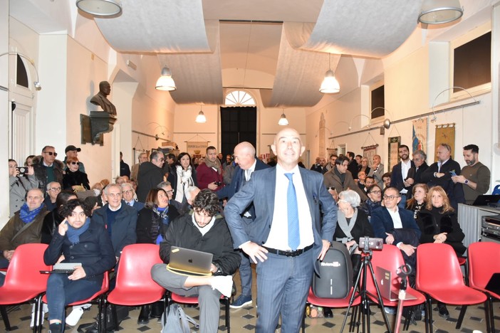 Presentazione di Alessandro Mager: critiche all'Amministrazione, musi lunghi da 'Sanremo al Centro'