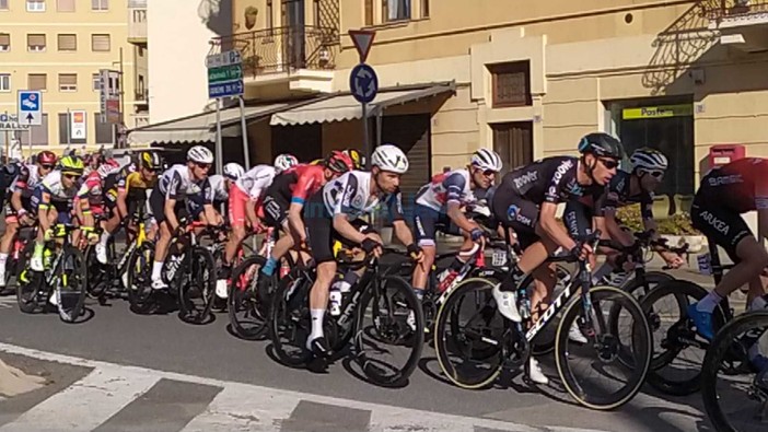 Il passaggio della Milano-Sanremo a Imperia